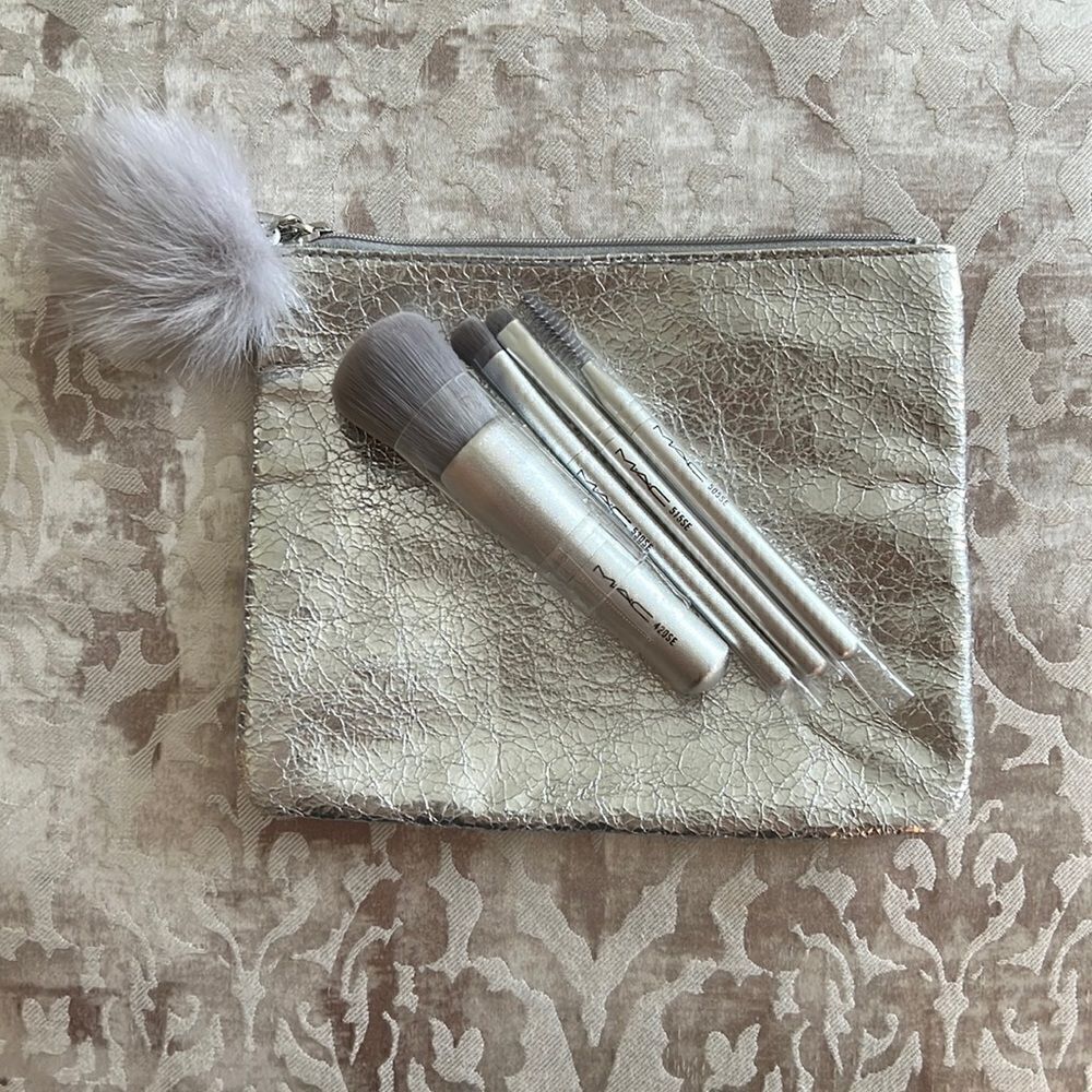 Mac Cosmetic, 4-P Brush Set and Carrying Case, New